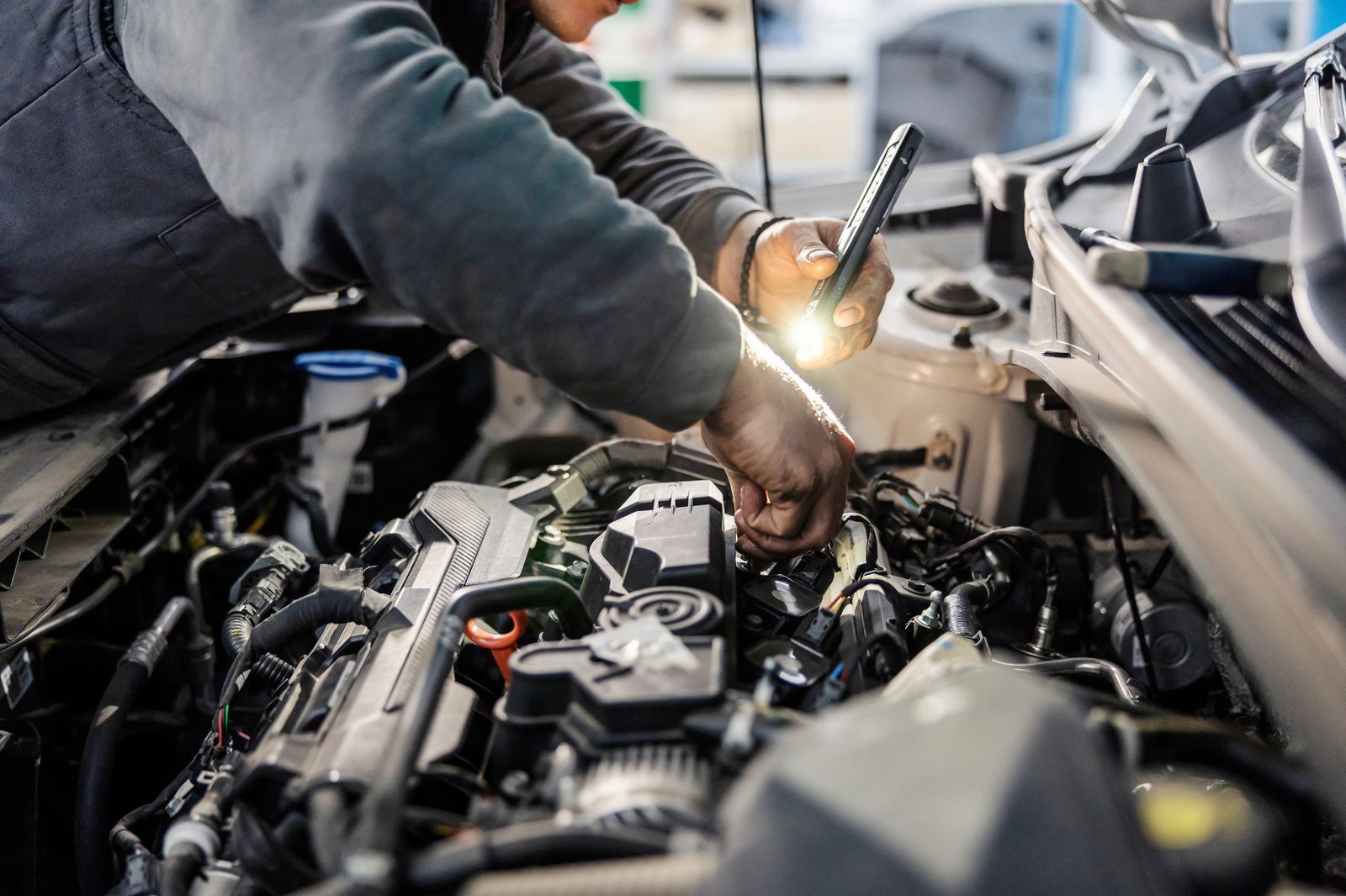 Ilustrační fotografie: mechanik při opravě motoru